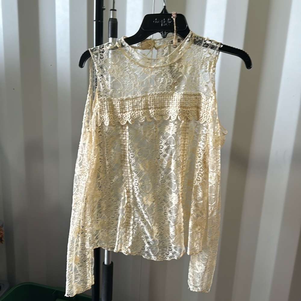 Buckle gimmicks cold shoulder top